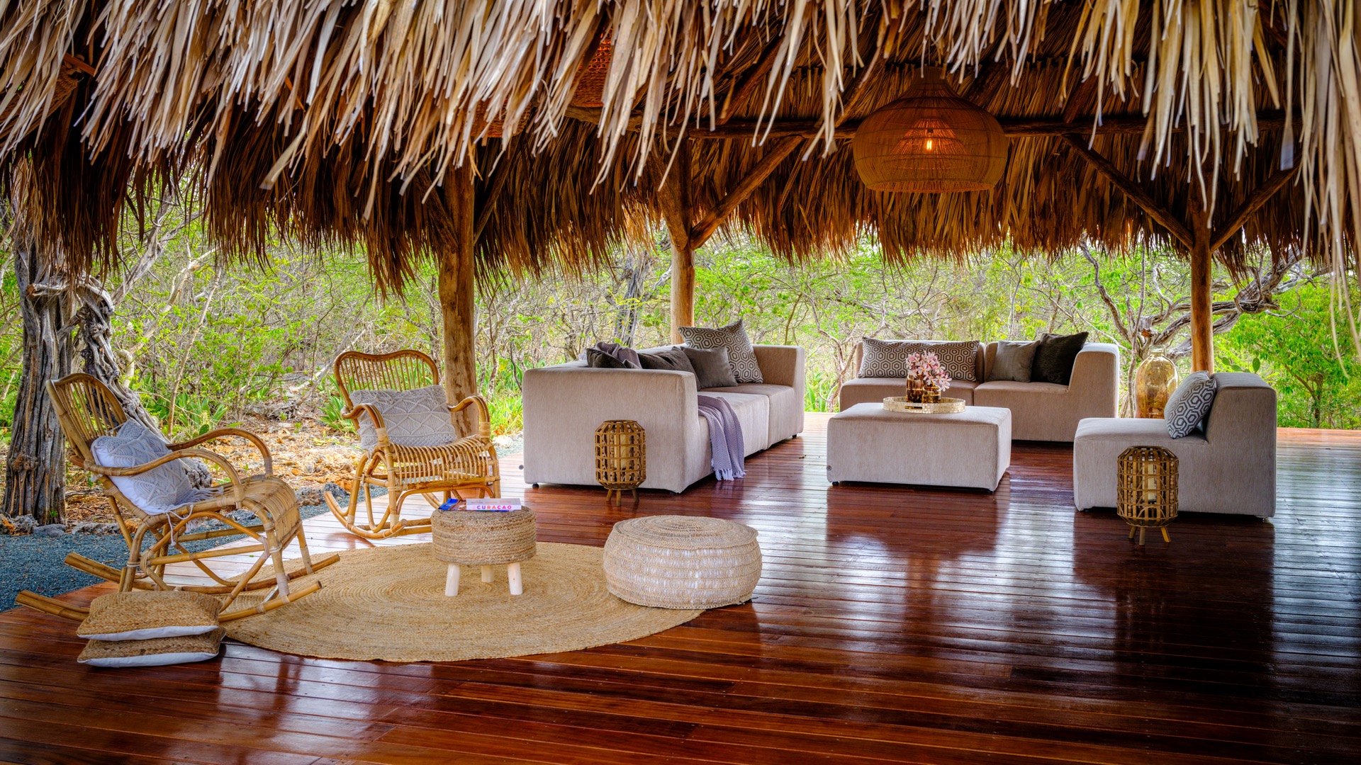 Luxe loungeset onder palapa in curacao