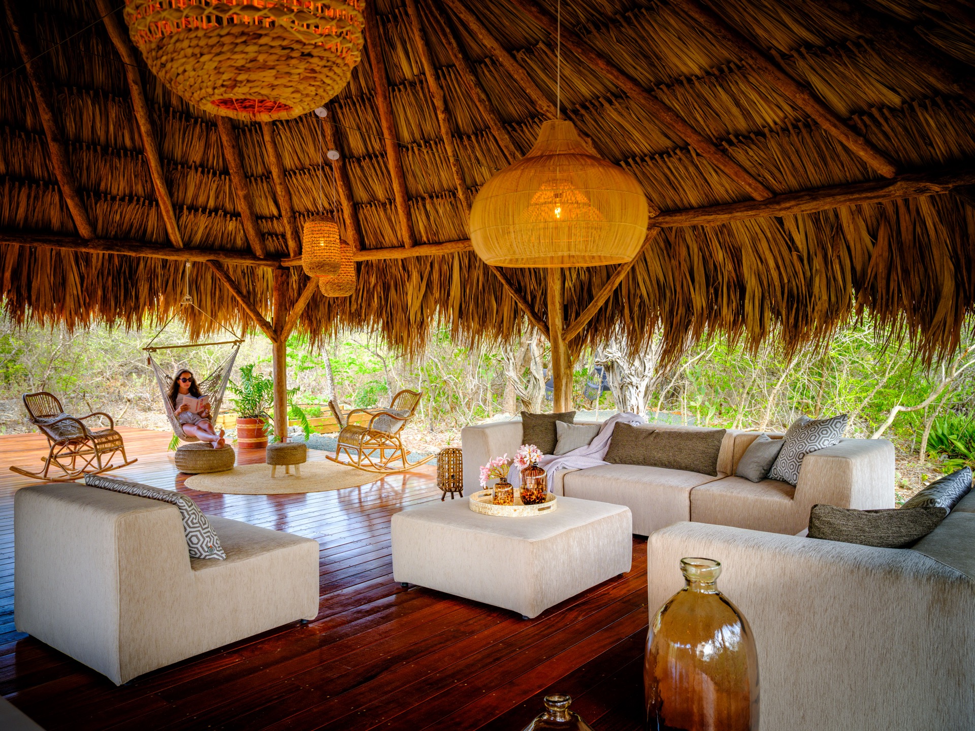 luxe loungeset onder palapa in curacao