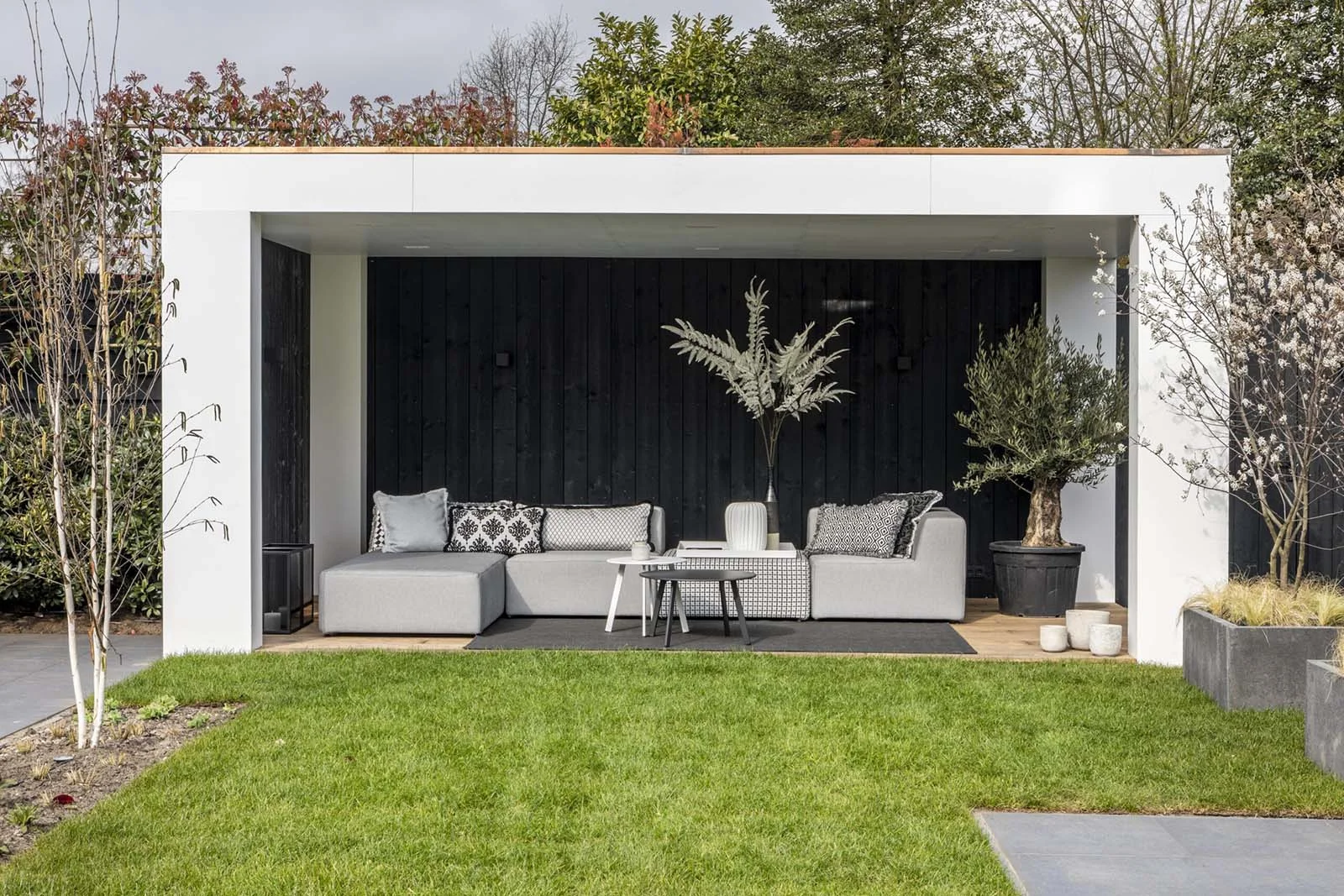 grijze loungeset onder overkapping