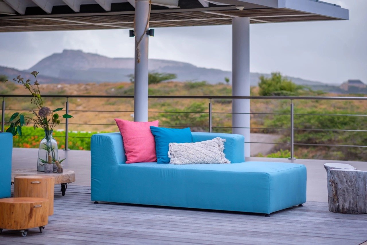 chaise longue blauw veranda